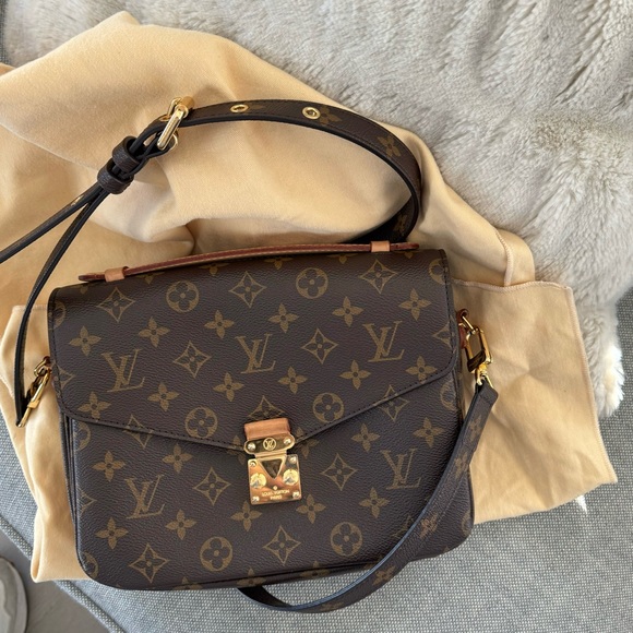 Louis Vuitton Monogram Pochette Metis - Picture 4 of 12
